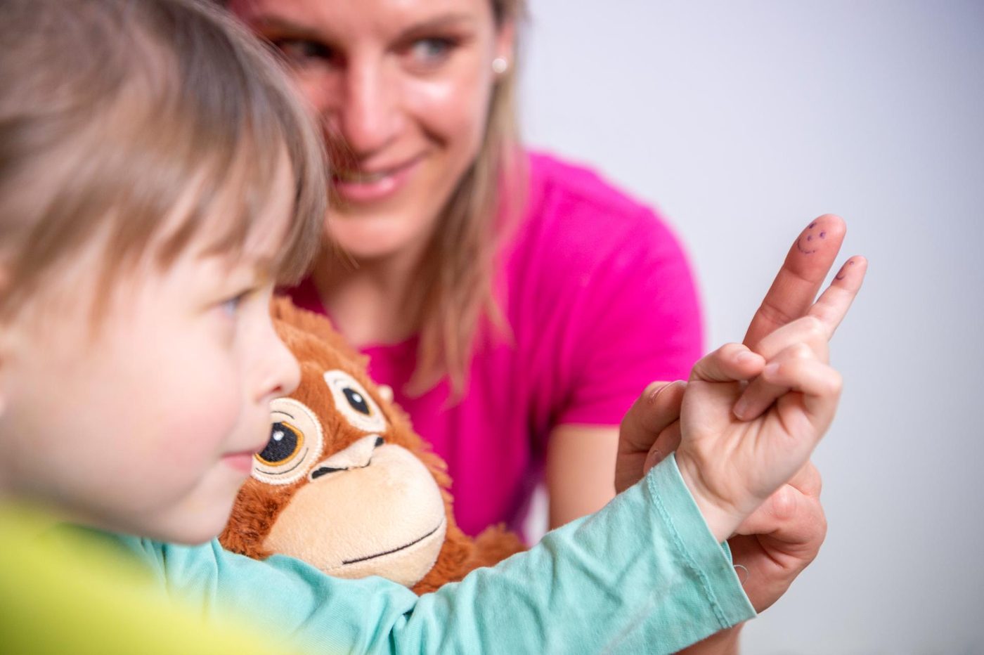 HypnoNurse arbeitet mit einem Kind, spielerische Hypnose mit Smiley-Fingern